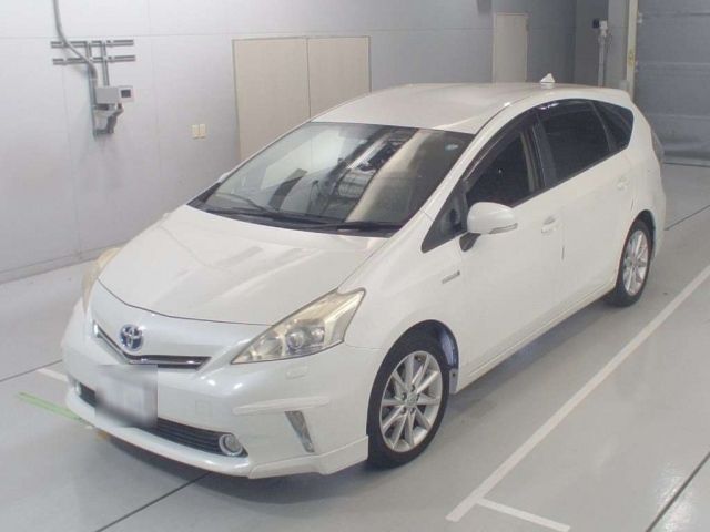 30649 Toyota Prius alpha ZVW41W 2013 г. (CAA Chubu)